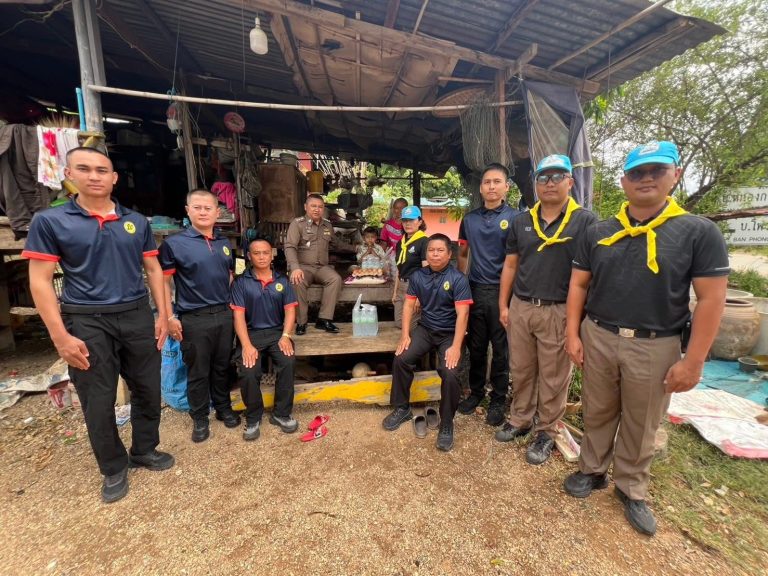 ลงพื้นที่ตรวจเยี่ยมประชาชนและมอบสิ่งของอุปโภคบริโภค ให้กับประชาชนในพื้นที่