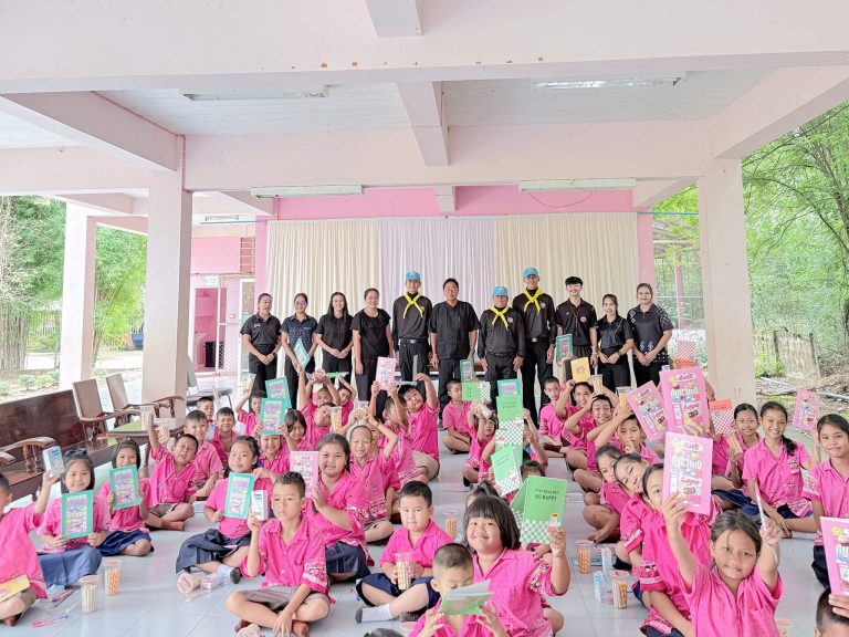 ข้าราชการตำรวจจิตอาสา สภ.กงไกรลาศ มอบอุปกรณ์การเรียนและนมกล่องให้เด็กนักเรียน
